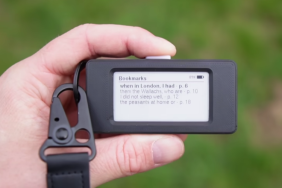 youtuber-bikin-e-reader-mini-seukuran-jempol,-bisa-simpan-10-buku-digital