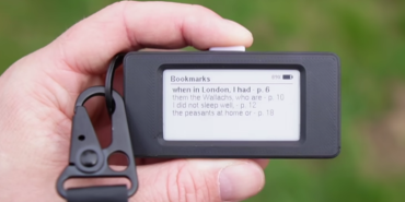 youtuber-bikin-e-reader-mini-seukuran-jempol,-bisa-simpan-10-buku-digital