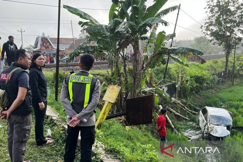 kereta-temper-mobil-di-grobogan-akibatkan-empat-tewas