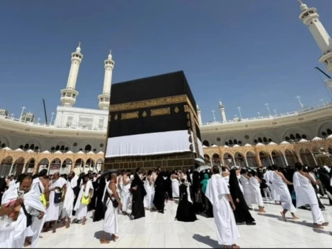 baca-doa-berikut-saat-mengawali-tawaf