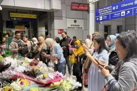 lautan-bunga-dan-doa-untuk-16-korban-tragedi-krl-dan-ka-argo-bromo-di-bekasi-timur