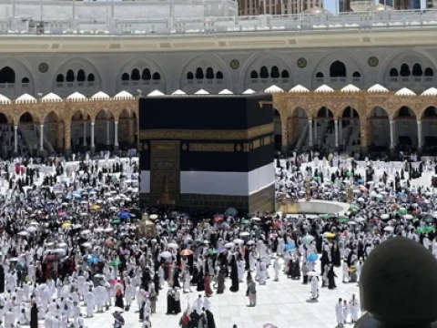 jumat-pertama-jamaah-haji-indonesia-di-masjidil-haram,-suasana-padat-dan-tertib