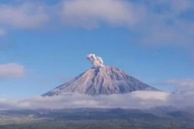 hari-ini-gunung-semeru-erupsi,-semburkan-awan-setinggi-700-meter