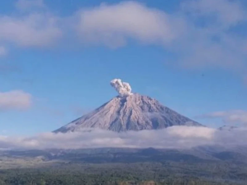 hari-ini-gunung-semeru-erupsi,-semburkan-awan-setinggi-700-meter