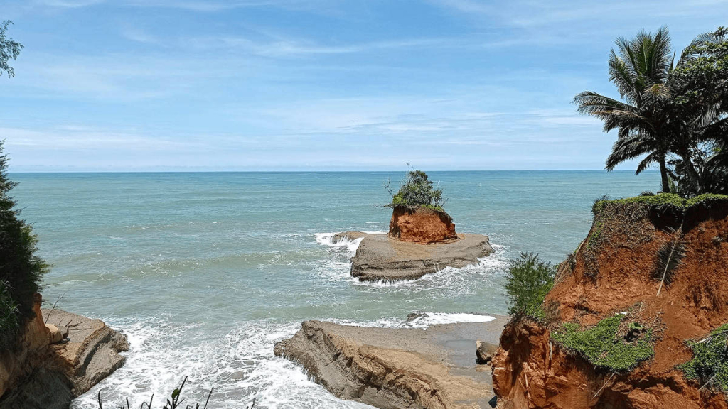 pantai-tapak-balai-bengkulu-utara,-pantai-dengan-tebing-unik-di-tepi-samudra-hindia
