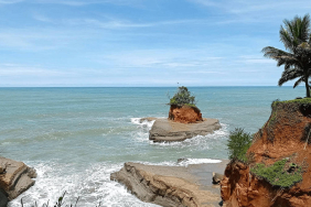 pantai-tapak-balai-bengkulu-utara,-pantai-dengan-tebing-unik-di-tepi-samudra-hindia