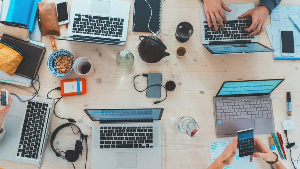perkuat-perlindungan-pekerja,-outsourcing-kini-hanya-dibatasi-di-6-sektor:-apa-saja?