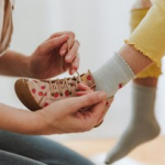 4-bahaya-sepatu-kekecilan-untuk-anak,-ketahui-cara-pilih-ukuran-yang-pas-di-kaki
