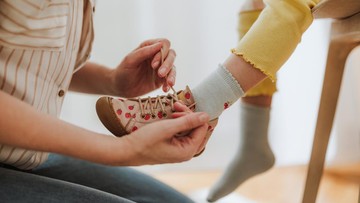 4-bahaya-sepatu-kekecilan-untuk-anak,-ketahui-cara-pilih-ukuran-yang-pas-di-kaki
