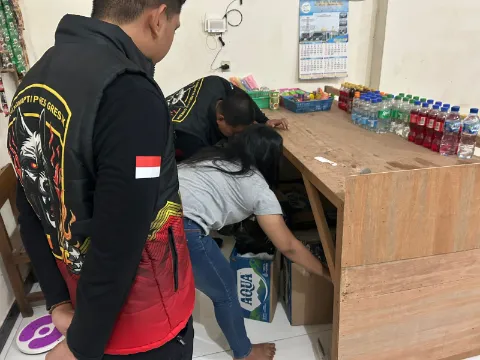 polres-gresik-gerebek-warung-miras-ilegal-di-dukun,-puluhan-botol-disita
