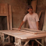 potret-perajin-kayu-suku-penesak-dan-jejak-pengetahuan-yang-hilang