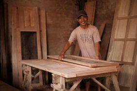 potret-perajin-kayu-suku-penesak-dan-jejak-pengetahuan-yang-hilang