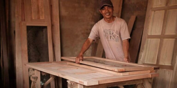 potret-perajin-kayu-suku-penesak-dan-jejak-pengetahuan-yang-hilang