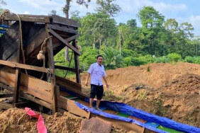 para-guru-di-bungo-melawan-ketika-sekolah-terkepung-tambang-emas-ilegal