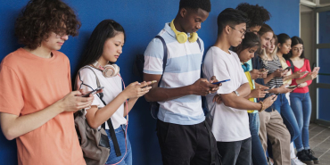 riset-media-sosial-di-43-negara:-bahaya-kesehatan-mental-mengintai-remaja-kurang-mampu