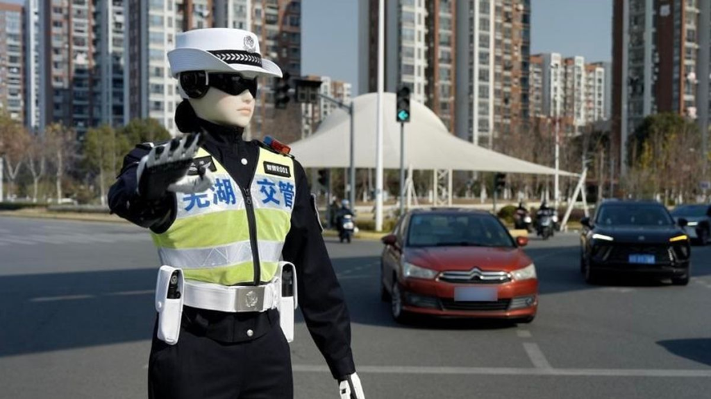 china-kerahkan-polisi-robot-ai-untuk-atur-lalu-lintas-libur-panjang