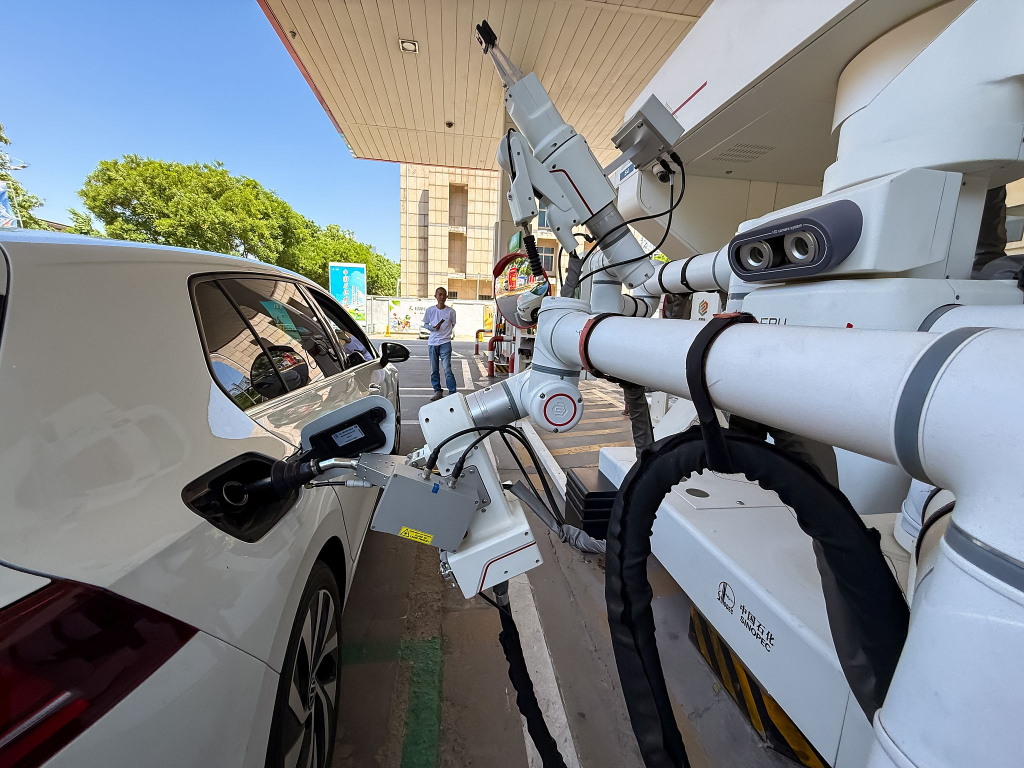 canggih!-spbu-di-china-gunakan-robot-isi-bensin-otomatis,-proses-hanya-120-detik