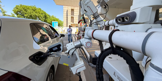 canggih!-spbu-di-china-gunakan-robot-isi-bensin-otomatis,-proses-hanya-120-detik