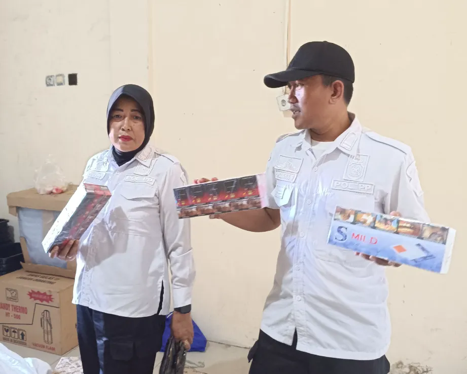 penggerebekan-gudang-rokok-ilegal-di-cerme-gresik,-petugas-sita-5,87-juta-batang