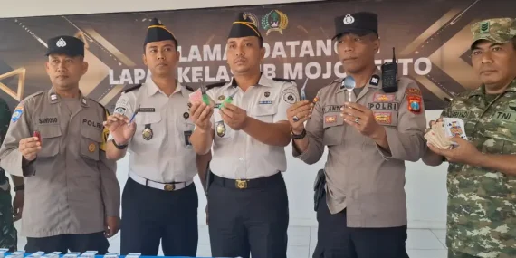 Razia Gabungan di Lapas Mojokerto, Petugas Temukan 11 Sajam Rakitan hingga Kartu Judi