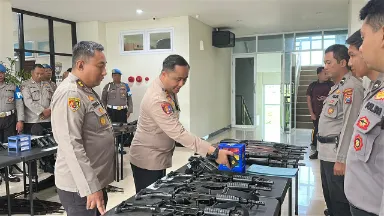 polda-jatim-sidak-senjata-api-anggota-polres-gresik,-semua-izin-dan-kondisi-diperiksa