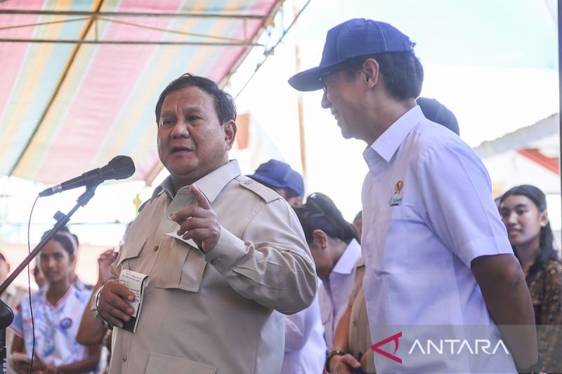prabowo-beri-bantuan-satu-unit-kapal-15-gt-untuk-nelayan-miangas