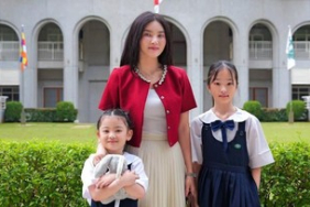 5-potret-gaya-ootd-sarwendah-saat-antar-anak-sekolah,-selalu-tampil-kece