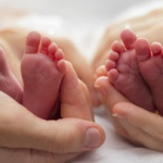 kisah-haru-bunda-melahirkan-bayi-kembar-di-usia-41-th-setelah-8-kali-ivf-dan-5-keguguran