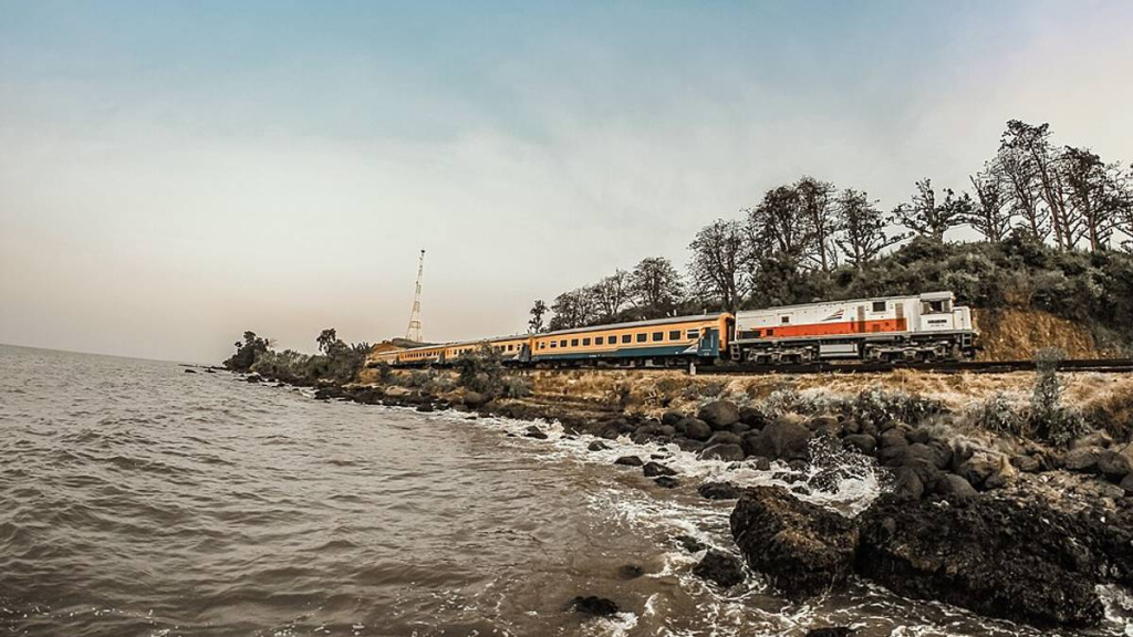 stasiun-plabuan,-satu-satunya-stasiun-di-pinggir-pantai-di-pulau-jawa