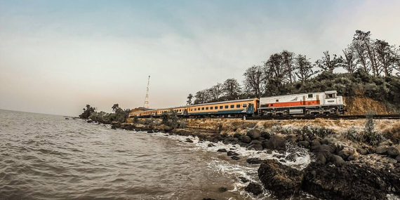 Stasiun Plabuan, Satu-satunya Stasiun di Pinggir Pantai di Pulau Jawa