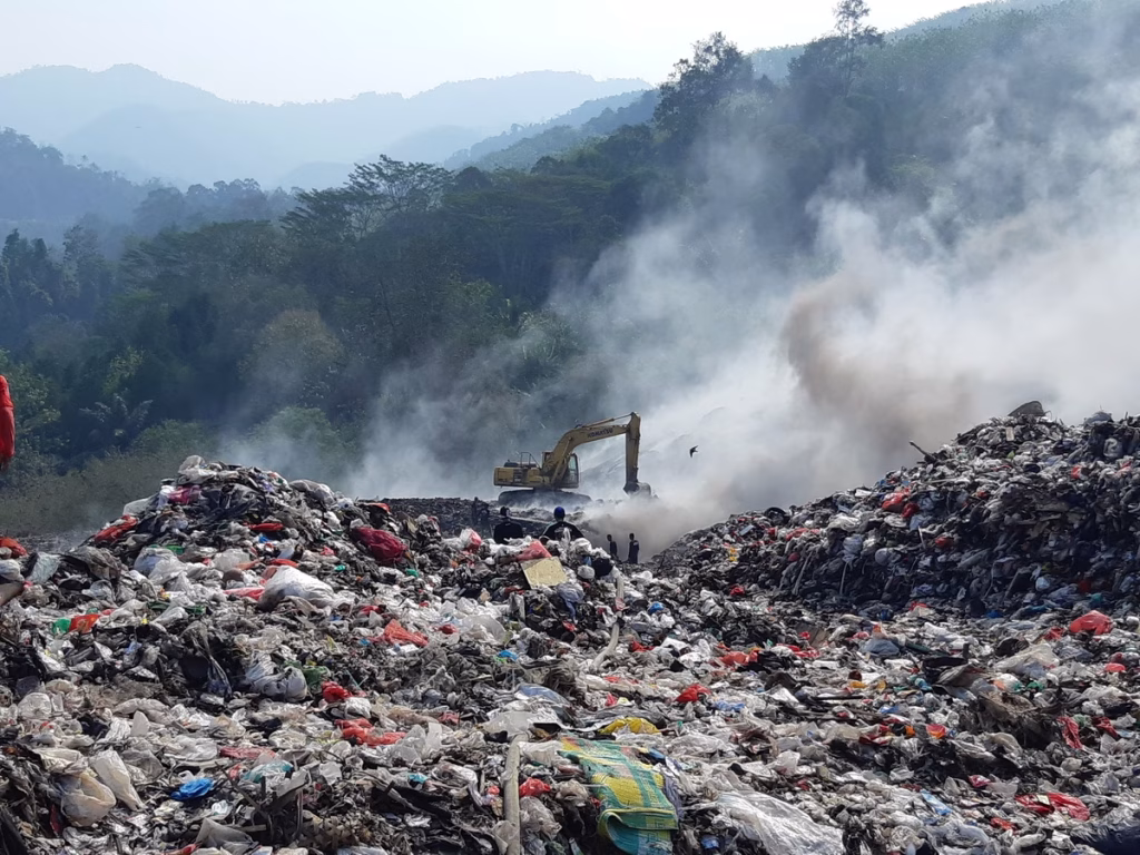 el-nino-memperparah-kemunculan-bara-sampah-dan-dahaga-nasional