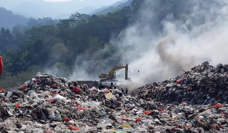 el-nino-memperparah-kemunculan-bara-sampah-dan-dahaga-nasional