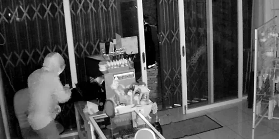 CCTV Rekam Aksi Maling Bobol Toko Skincare di Gresik, Kerugian Capai Rp34 Juta
