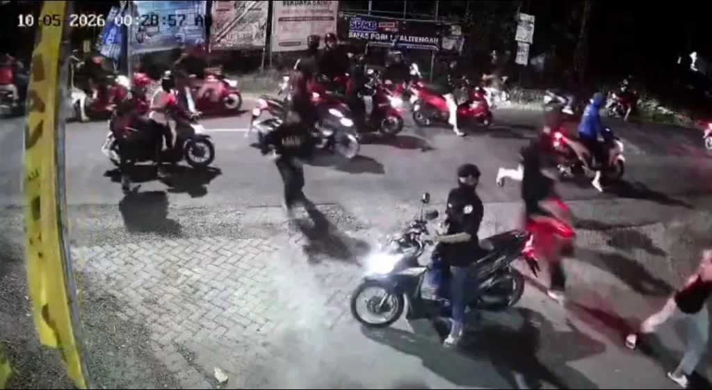 bentrok-ratusan-pemuda-saling-serang-di-gresik,-diduga-antar-perguruan-silat