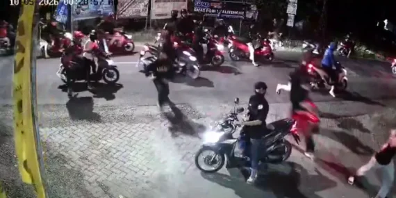 Bentrok Ratusan Pemuda  Saling Serang di Gresik, Diduga Antar Perguruan Silat