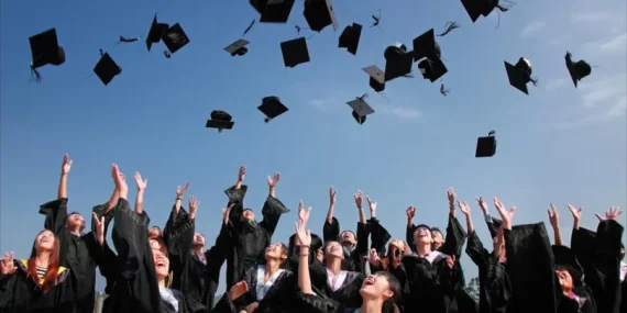 Drs Gelar Apa? Arti, Sejarah, dan Perannya Kini