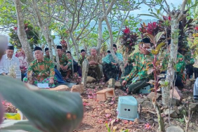 urip-iku-langgeng:-berguru-kehidupan-pada-pohon-pohon-di-pekuburan