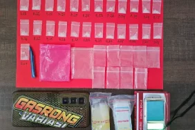 polisi-gerebek-pengedar-sabu-di-gresik,-23-paket-narkoba-siap-edar-disita