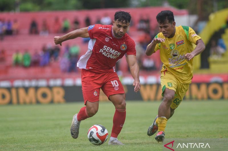 semen-padang-fc-kalah-telak-dari-persebaya-0-7