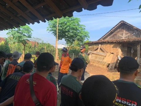 harlah-ansor-ke-92,-gp-ansor-limpung-batang-bedah-rumah-warga
