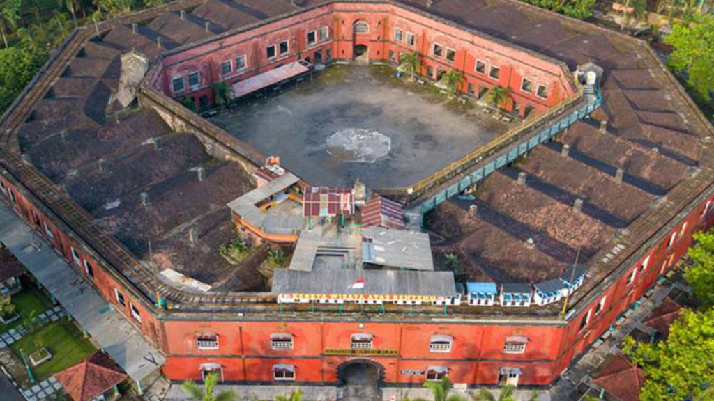 benteng-van-der-wijck-kebumen,-satu-satunya-benteng-oktagon-di-indonesia-dengan-kereta-di-atasnya