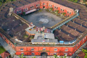 benteng-van-der-wijck-kebumen,-satu-satunya-benteng-oktagon-di-indonesia-dengan-kereta-di-atasnya