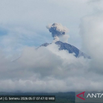 gunung-semeru-erupsi-tiga-kali-pada-minggu-pagi