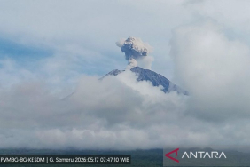 gunung-semeru-erupsi-tiga-kali-pada-minggu-pagi