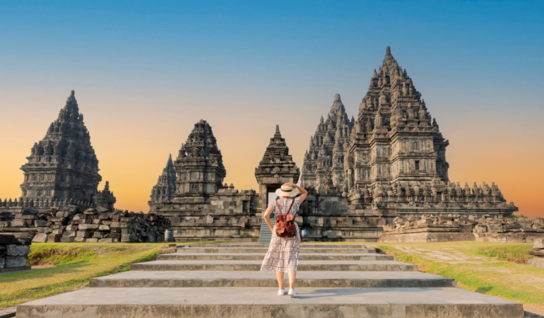 solo-traveling-vs-group-tour:-mana-yang-lebih-worth-it-di-jogja?