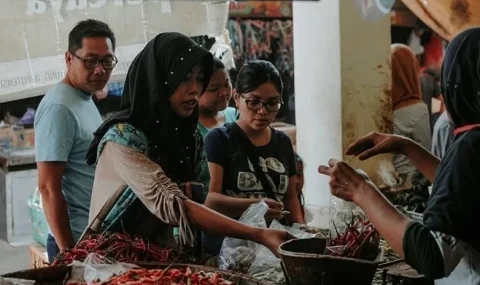 ambruknya-rupiah-dinilai-tekan-rakyat-kecil,-dpr-soroti-harga-kebutuhan-pokok