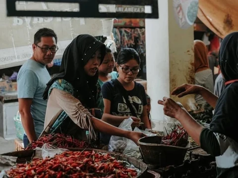 ambruknya-rupiah-dinilai-tekan-rakyat-kecil,-dpr-soroti-harga-kebutuhan-pokok