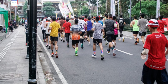 bukan-sekadar-tren:-bagaimana-perubahan-iklim-dan-pengaruh-‘runfluencer’-mengancam-hobi-lari-kita?