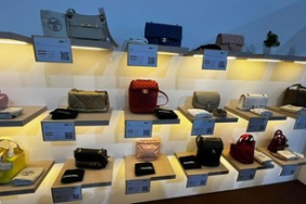 wujud-perhiasan-dan-tas-mewah-sandra-dewi-yang-dilelang-kejagung,-chanel-dihargai-rp93,3-juta