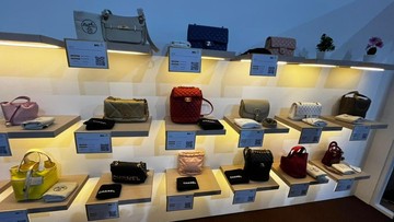 wujud-perhiasan-dan-tas-mewah-sandra-dewi-yang-dilelang-kejagung,-chanel-dihargai-rp93,3-juta